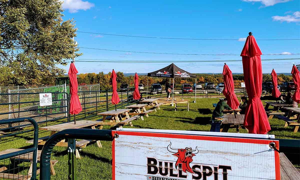 bull spit brewing lounge area at Sholan Farms.